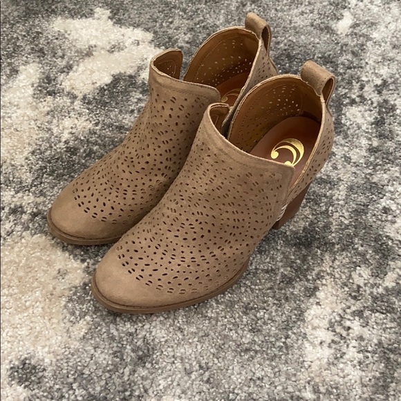 Charming Charlie Shoes - Size 7 Tan Heels